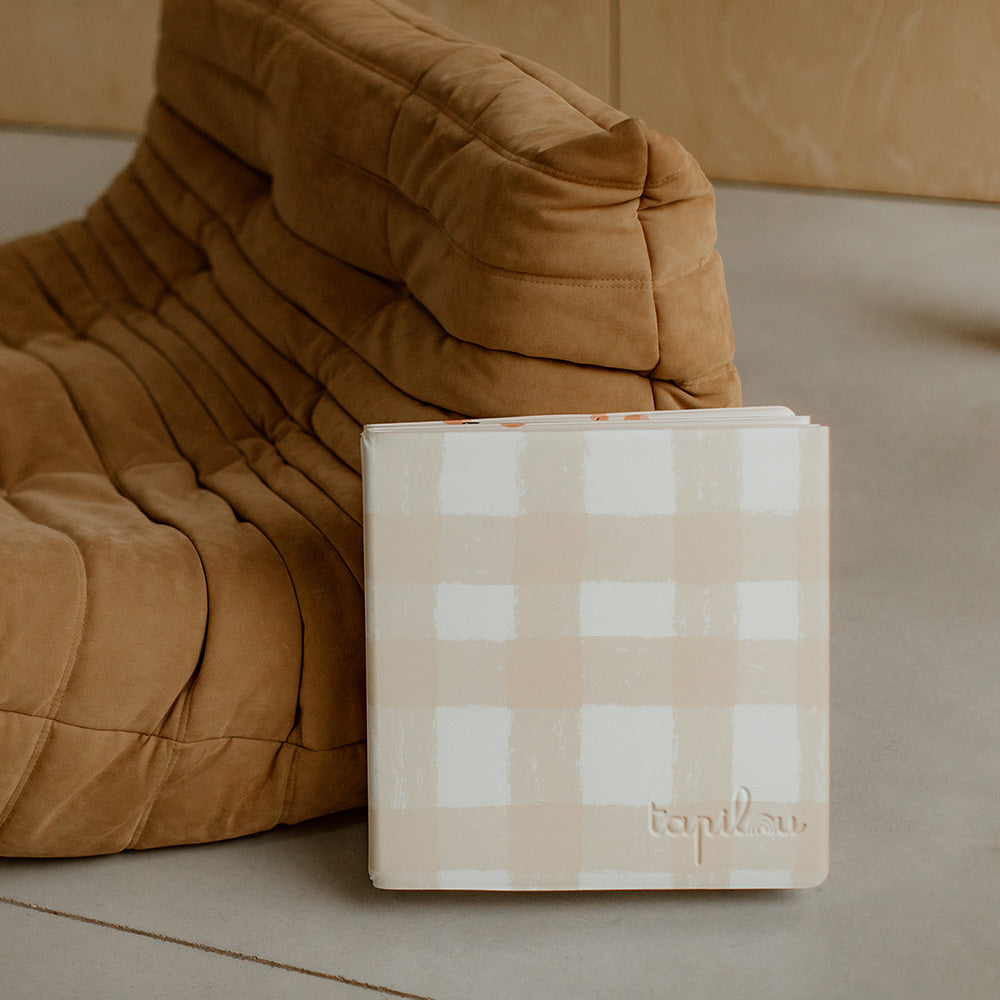 tapis de jeu motif vichy en pouf contre un canapé