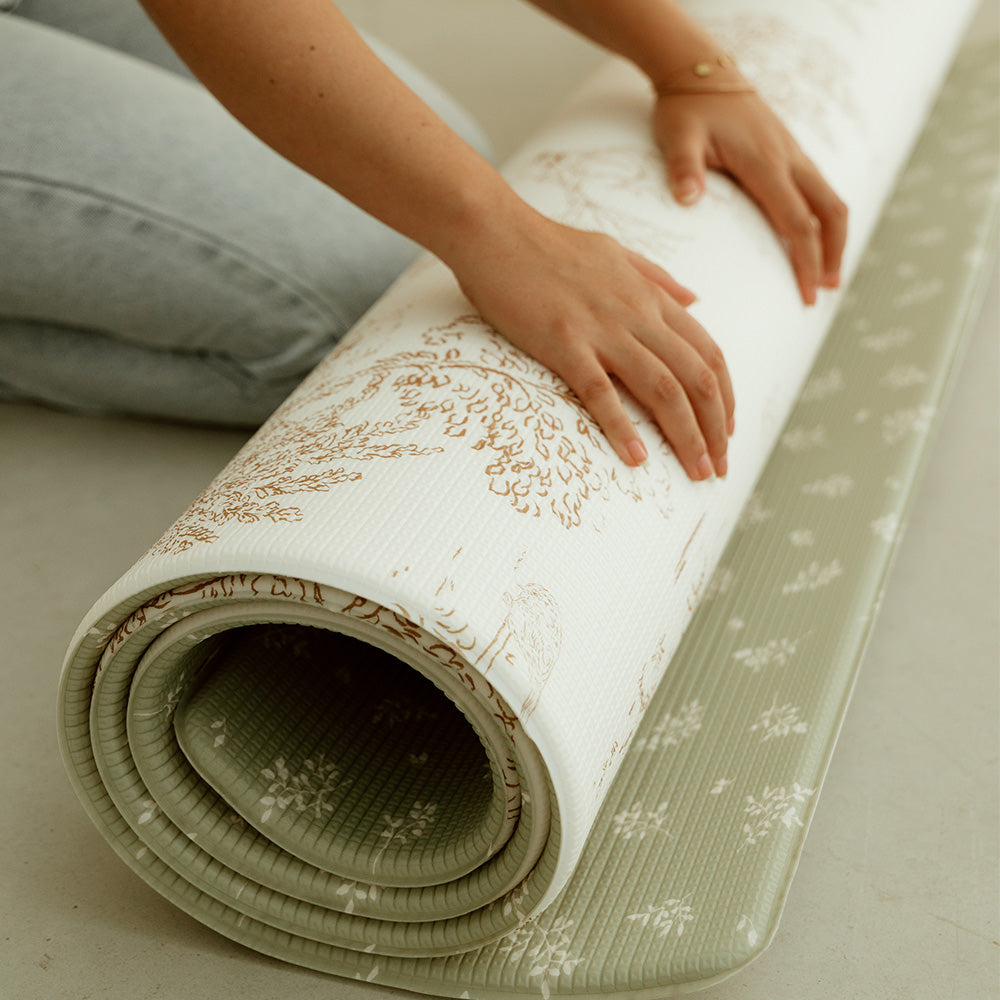 tapis de jeu xl "le bambino" entrain d'être roulé