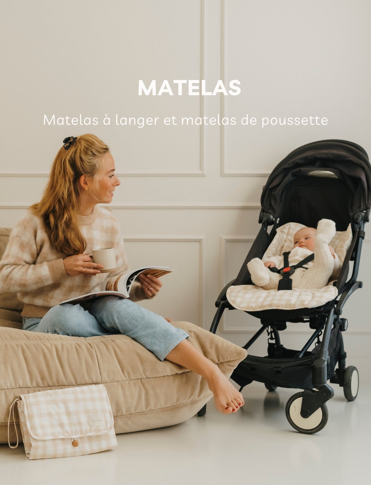 maman avec bébé sur le matelas de poussette vichy