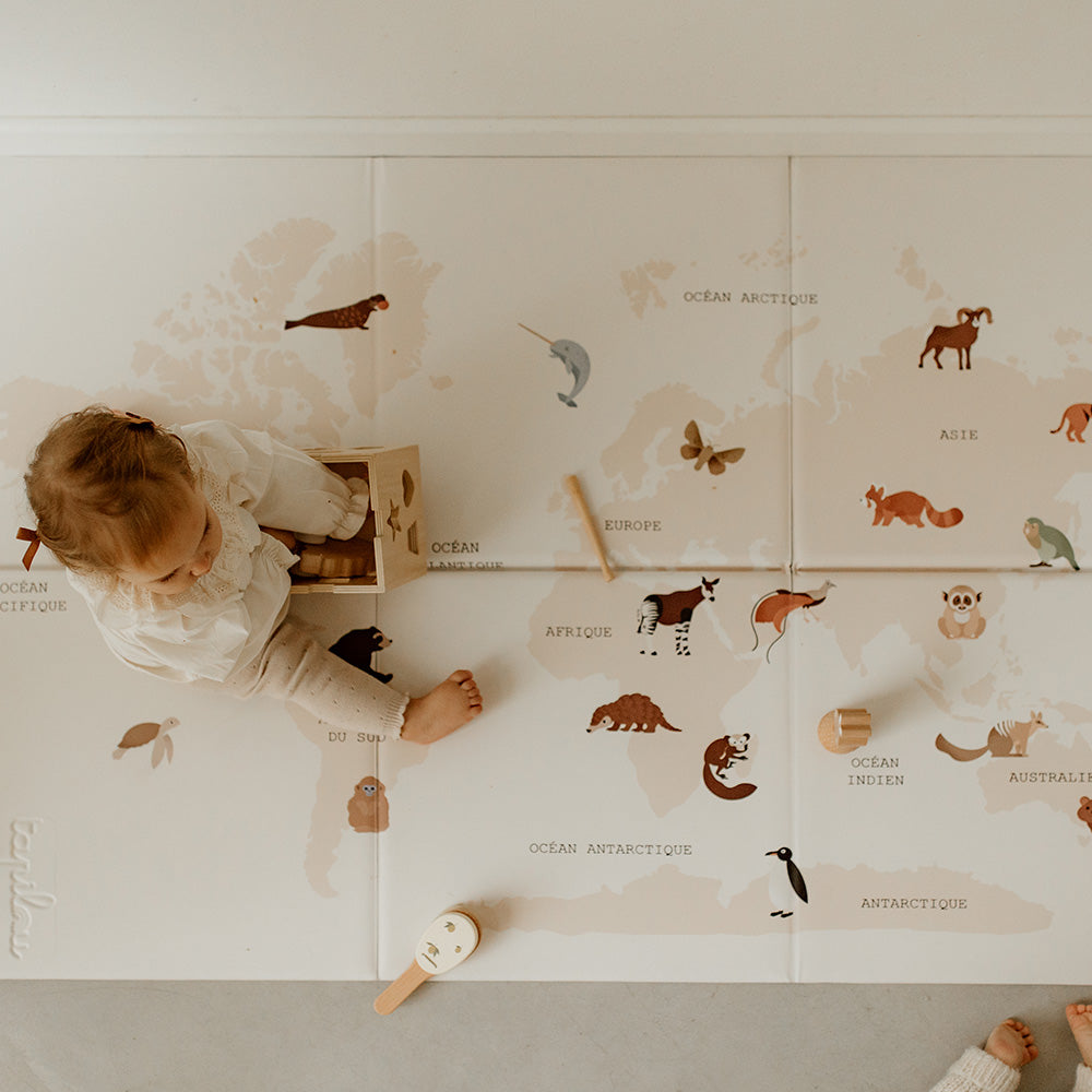 bébé assis sur le tapis de jeu pliable tapilou x babyatoutprix Image