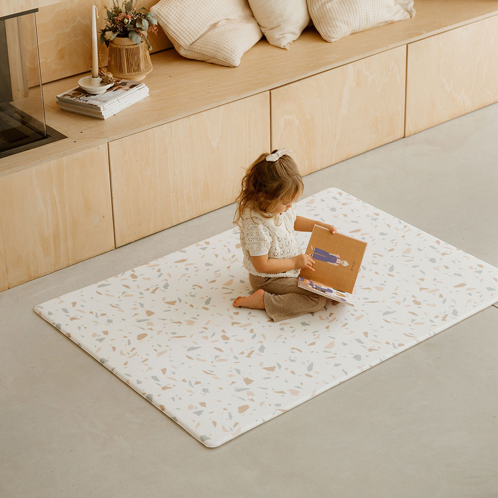 enfant jouant sur le tapis de jeu l granite tapilou