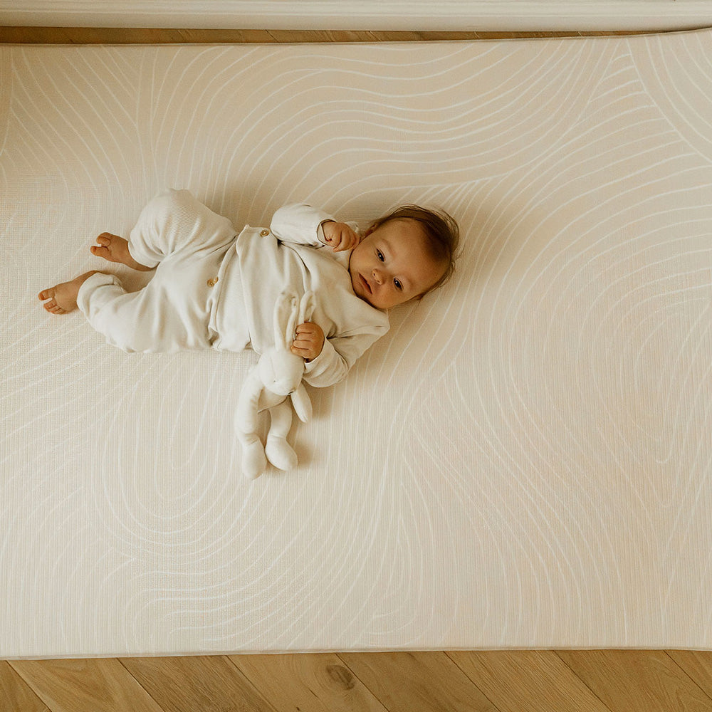 bébé sur le tapis de jeu l épuré tapilou