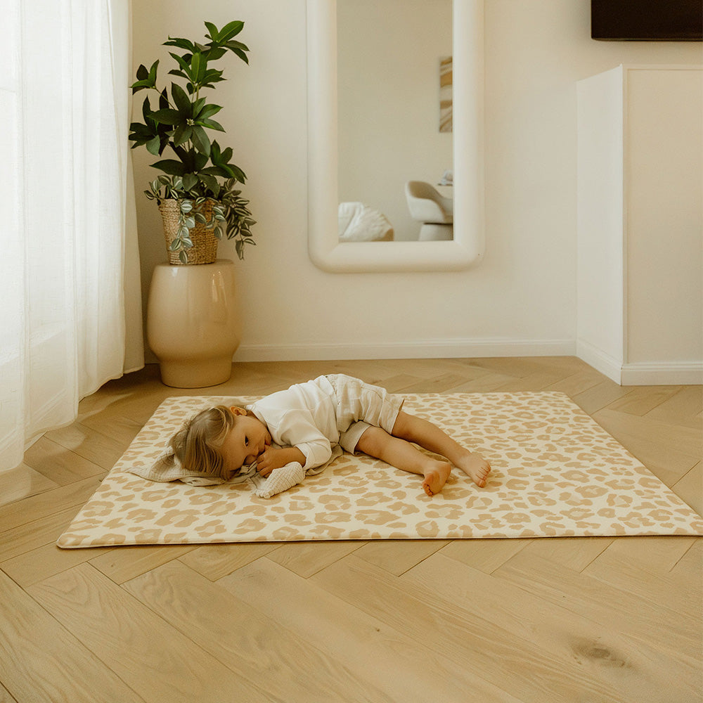enfant qui fait la sieste sur le tapis de jeu L léoapard tapilou