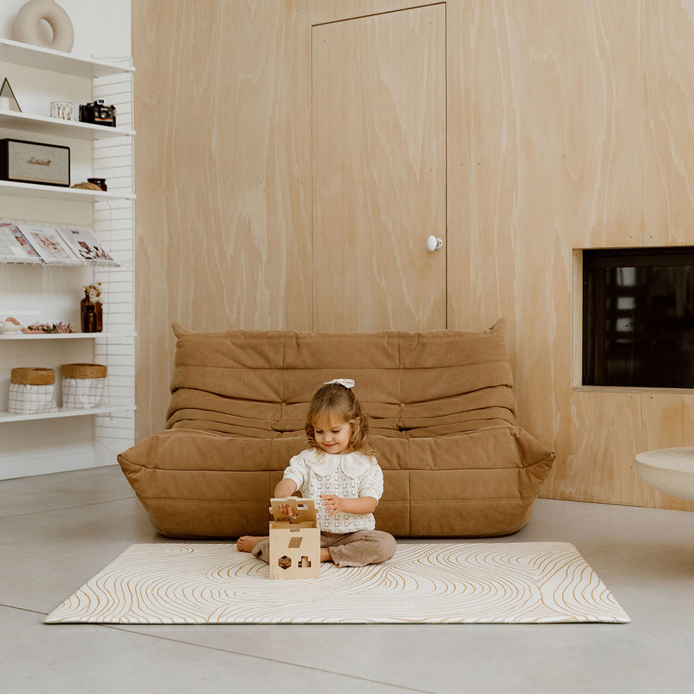 enfant qui joue sur le tapis de jeu l tapilou