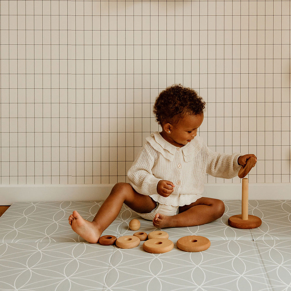 bébé qui joue sur le tapilou pliable le bambou