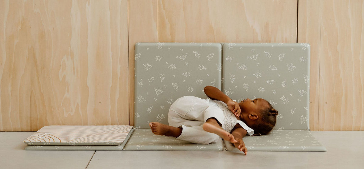 enfant sur le tapis de jeu pliable tapilou motif oasis