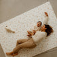 maman et bébé sur le tapis de jeu xl le granite