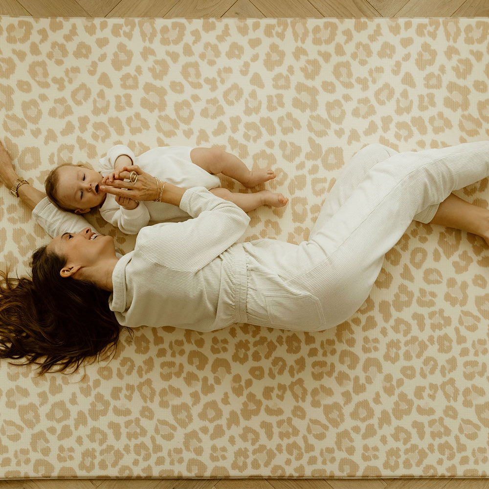 maman et bébé sur le tapis de jeu léo motif léopard tapilou