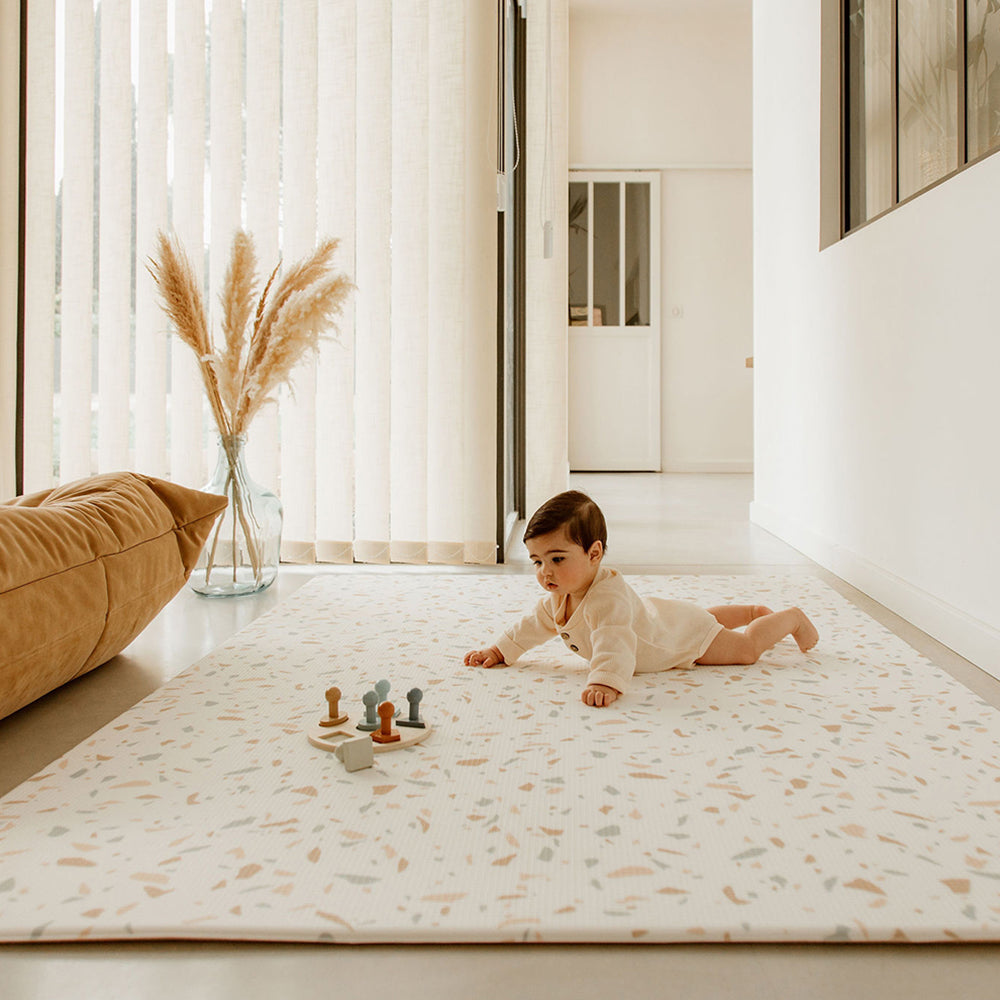 bébé sur le tapis de jeu xl motif terrazzo