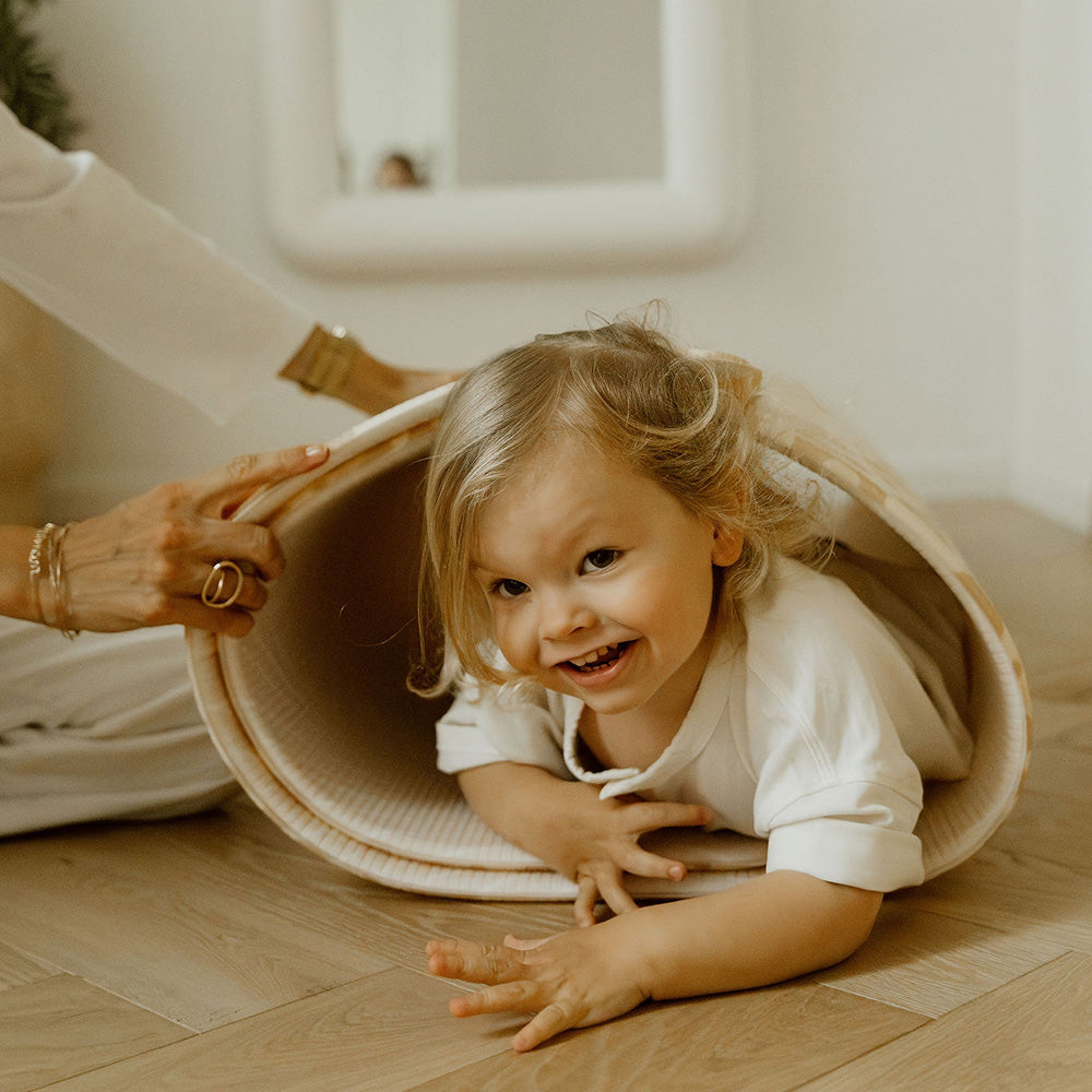 enfant qui joue avec le tapis de jeu xl tapilou