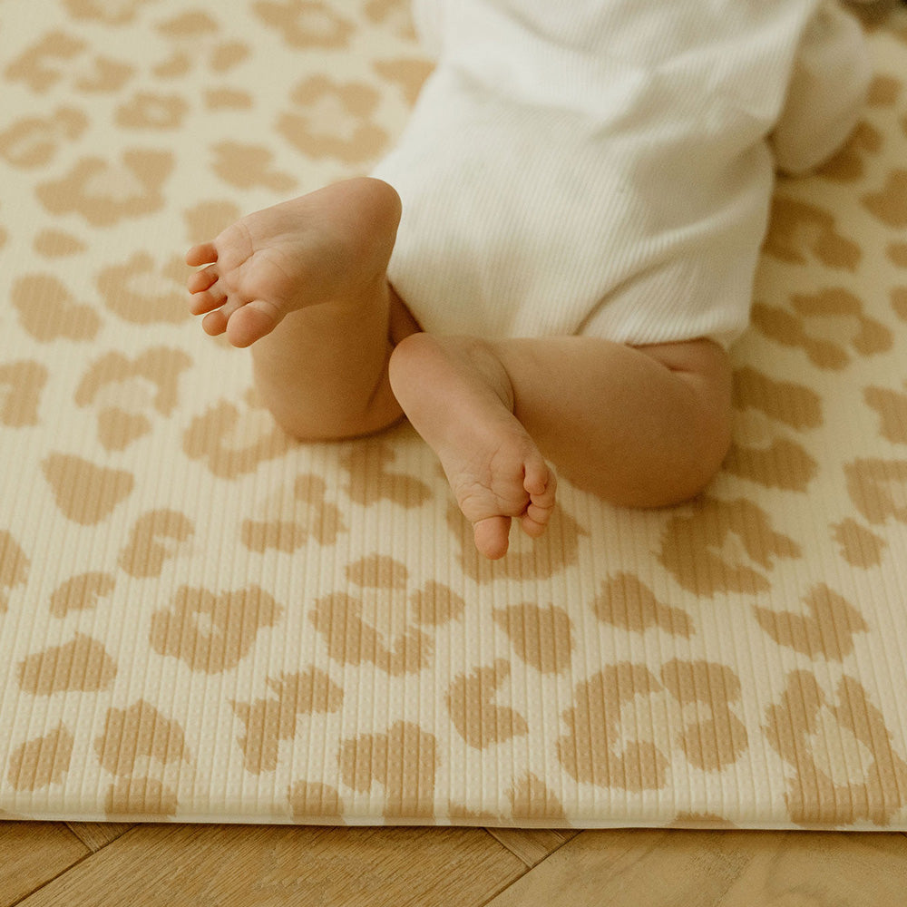 zoom bébé sur tapis de jeu motif léopard tapilou