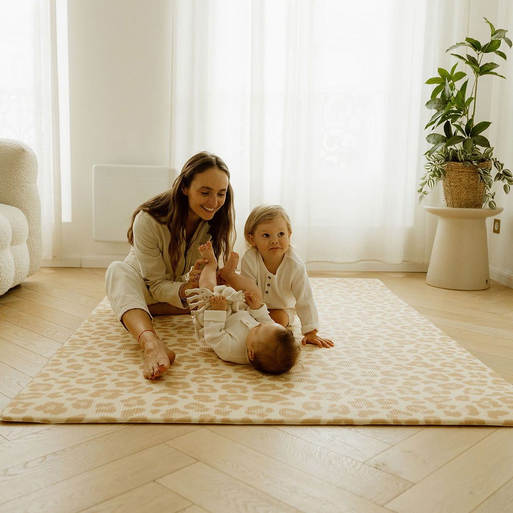 famille sur le tapis de jeu xl léo tapilou