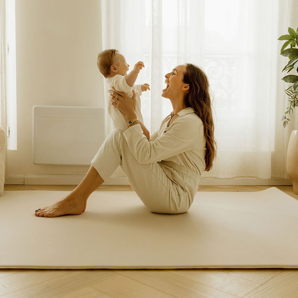 Maman et son bébé sur le tapis de jeu xl face uni tapilou